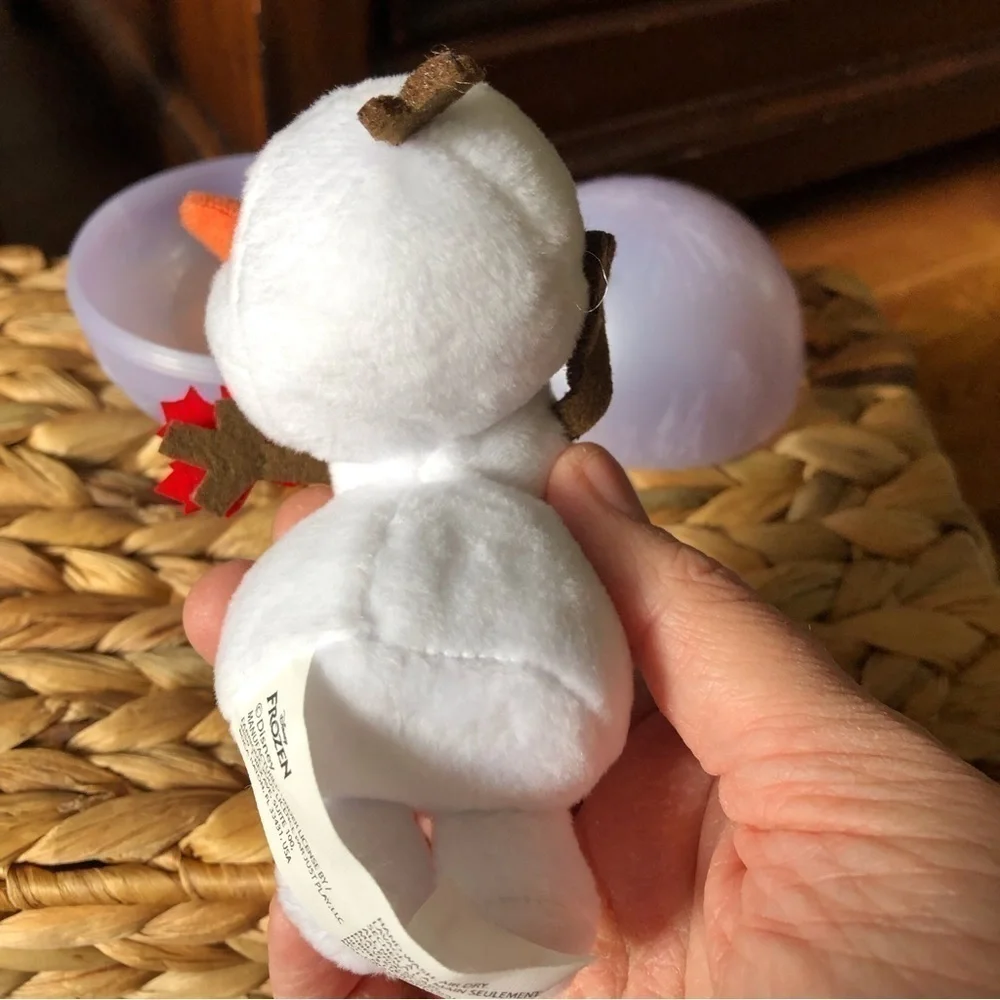 Disney Blind Ball Frozen Plushie: Olaf flying in the wind with Gail